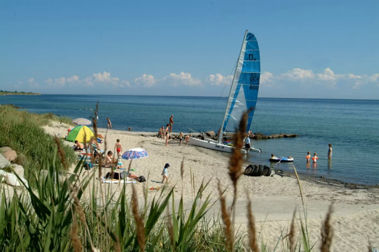 Camping Suedstrand Gaeste am Badestrand vor dem Campingplatz an der Ostsee 768x512