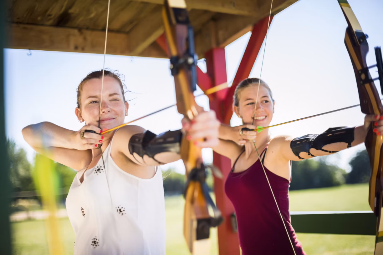 Camping Suedstrand Gaeste beim Bogenschiessen auf dem Campingplatz 1224x816