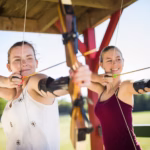 Camping Suedstrand Gaeste beim Bogenschiessen auf dem Campingplatz 150x150