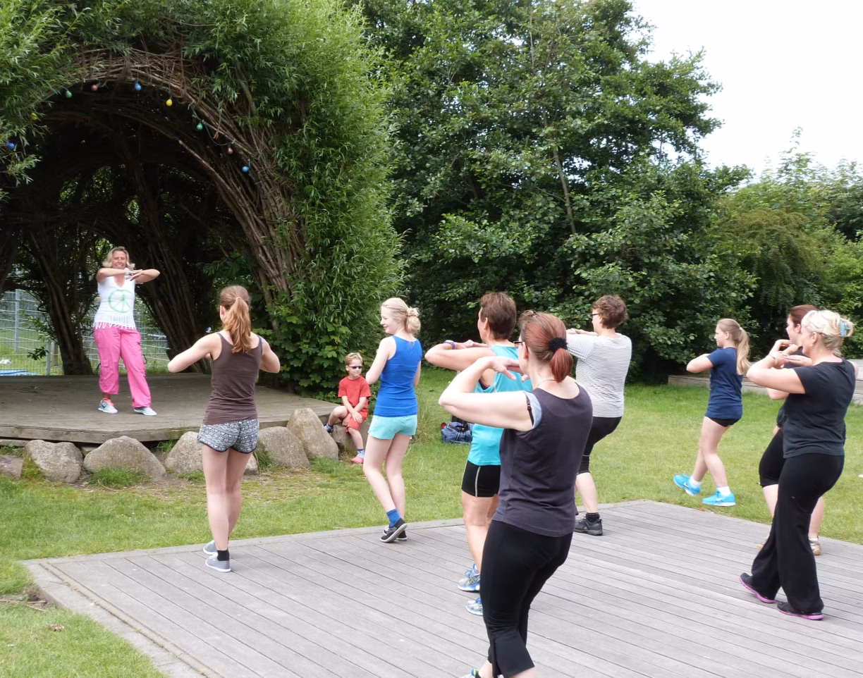 Camping Suedstrand Gaeste beim Zumba Tanz Unterricht auf dem Campingplatzgelaende 1224x962