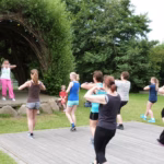 Camping Suedstrand Gaeste beim Zumba Tanz Unterricht auf dem Campingplatzgelaende 150x150