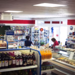 Camping Suedstrand Gaeste im Supermarkt auf dem Campingplatz 150x150