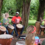 Camping Suedstrand Kinder beim Trommelunterricht auf dem Campingplatz an der ostsee 150x150