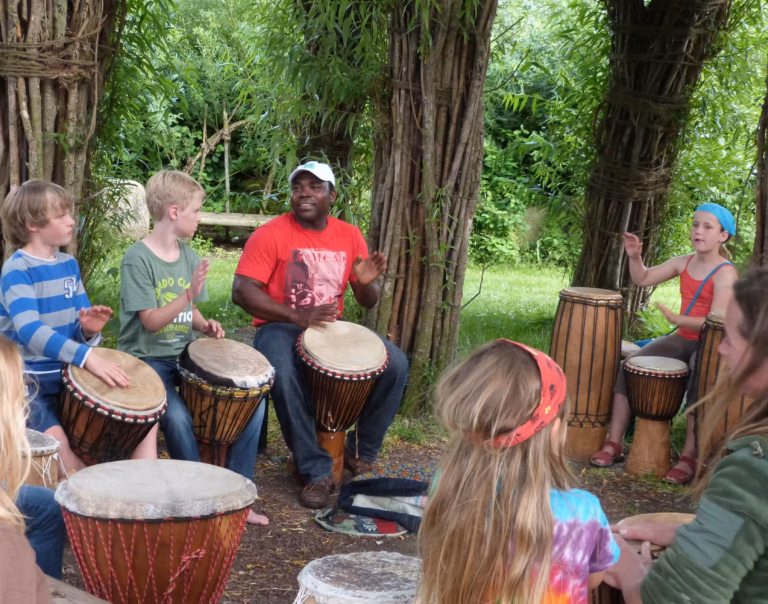 Camping Suedstrand Kinder beim Trommelunterricht auf dem Campingplatz an der ostsee 768x604