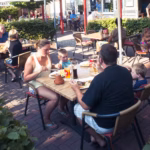 Camping Suedstrand Restaurant mit Terrasse und Sonnenschirmen auf dem Campingplatz 150x150