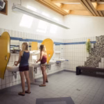 Camping Suedstrand Sanitaergebaeude mit Waschbecken Spiegel Toiletten und Duschen 150x150