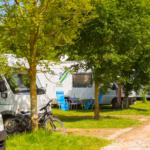 Camping Suedstrand Stellplaetze im Schatten unter Baeumen auf dem Campingplatz 150x150