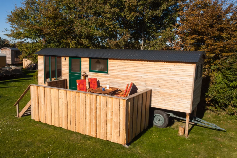 Campingplatz Flueggerteich Bauwagen Leuchtturmblick auf Fehmarn 768x512