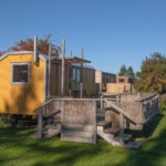 Campingplatz Flueggerteich Bauwagen Lodges mit Terrasse auf dem Fehmarn Campingplatz 150x150