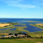 Campingplatz Flueggerteich Campingplatz auf Fehmarn aus der Vogelperspektive 150x150