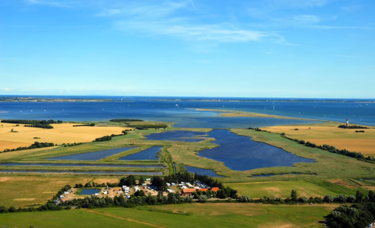 Campingplatz Flueggerteich Campingplatz auf Fehmarn aus der Vogelperspektive 768x466