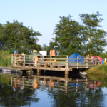 Campingplatz Flueggerteich Campingteich mit Kinderfloss und Teichterrasse 150x150