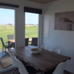 Campingplatz Flueggerteich Esstisch im Mobilheim mit Blick auf die Veranda auf dem Campingplatz im Gruenen 150x150