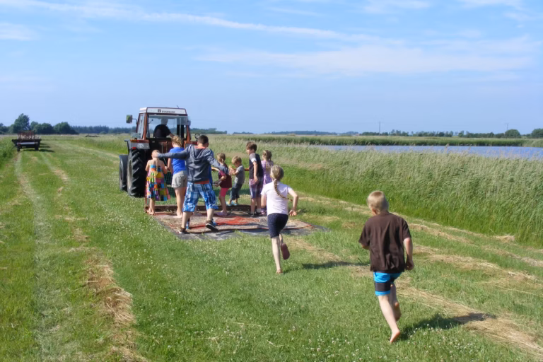 Campingplatz Flueggerteich Kinderprogramm fliegender Teppich am Campingplatz auf Fehmarn 768x512