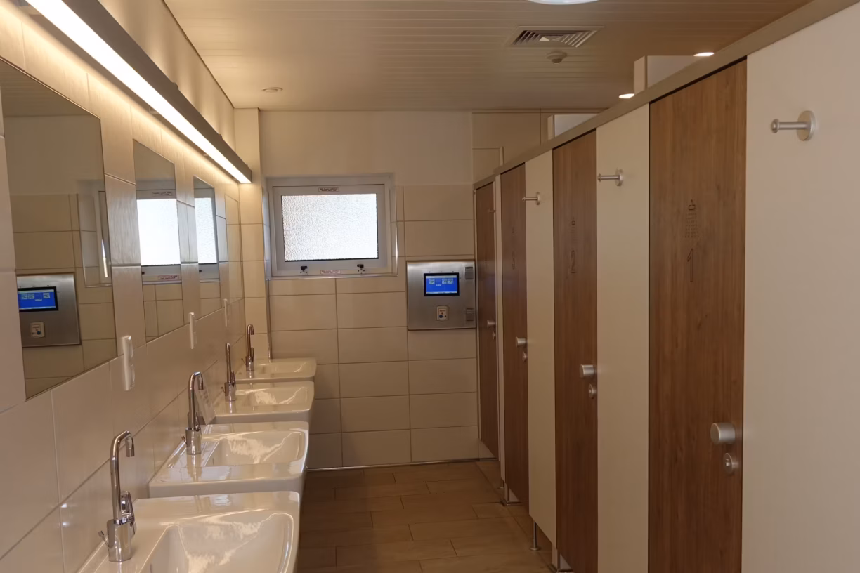 Campingplatz Heidkoppel Sanitaerbereich vom Campingplatz mit Waschbecken Spiegeln und Toiletten 1224x816