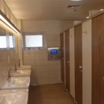 Campingplatz Heidkoppel Sanitaerbereich vom Campingplatz mit Waschbecken Spiegeln und Toiletten 150x150