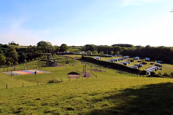 Gammelmark Strand Camping Wohnwagenstellplaetze im Gruenen auf dem Campingplatz