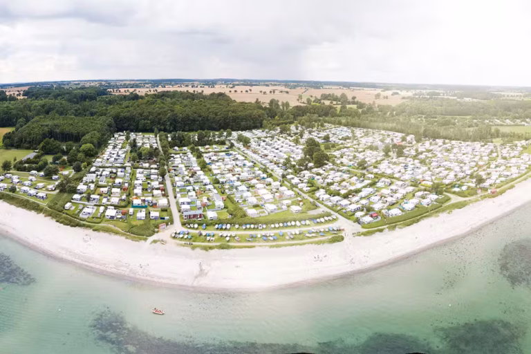 Ostsee Freizeitpark Booknis Blick auf Gelaende von dem Campingplatz an der Ostseekueste Luftaufnahme 768x512