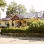 Ostsee Freizeitpark Booknis Haus der Rezeption in der Sonne auf dem Campingplatz 150x150