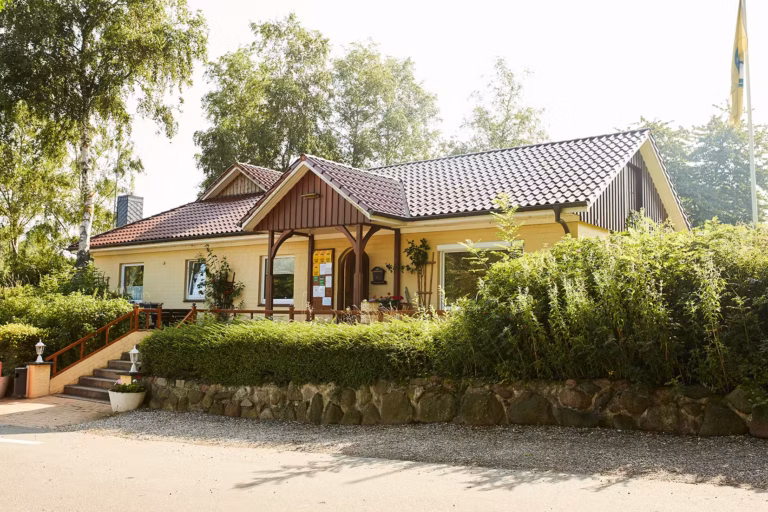 Ostsee Freizeitpark Booknis Haus der Rezeption in der Sonne auf dem Campingplatz 768x512