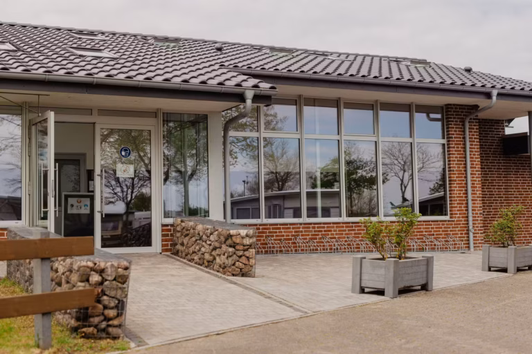 Strandcamping Aussenansicht des Sanitaergebaeudes 525b2d1c 4895 4881 8fc7 96bc7087df9f 768x512