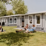 Strandcamping Gaeste beim Entspannen vor ihrem Mobilheim 0c1dd215 a9a6 4493 ad59 8479b0597f84 150x150