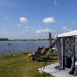 Vakantiepark Eiland van Maurik Blick auf das Wasser aus dem Zeltplatz vom Campingplatz 150x150