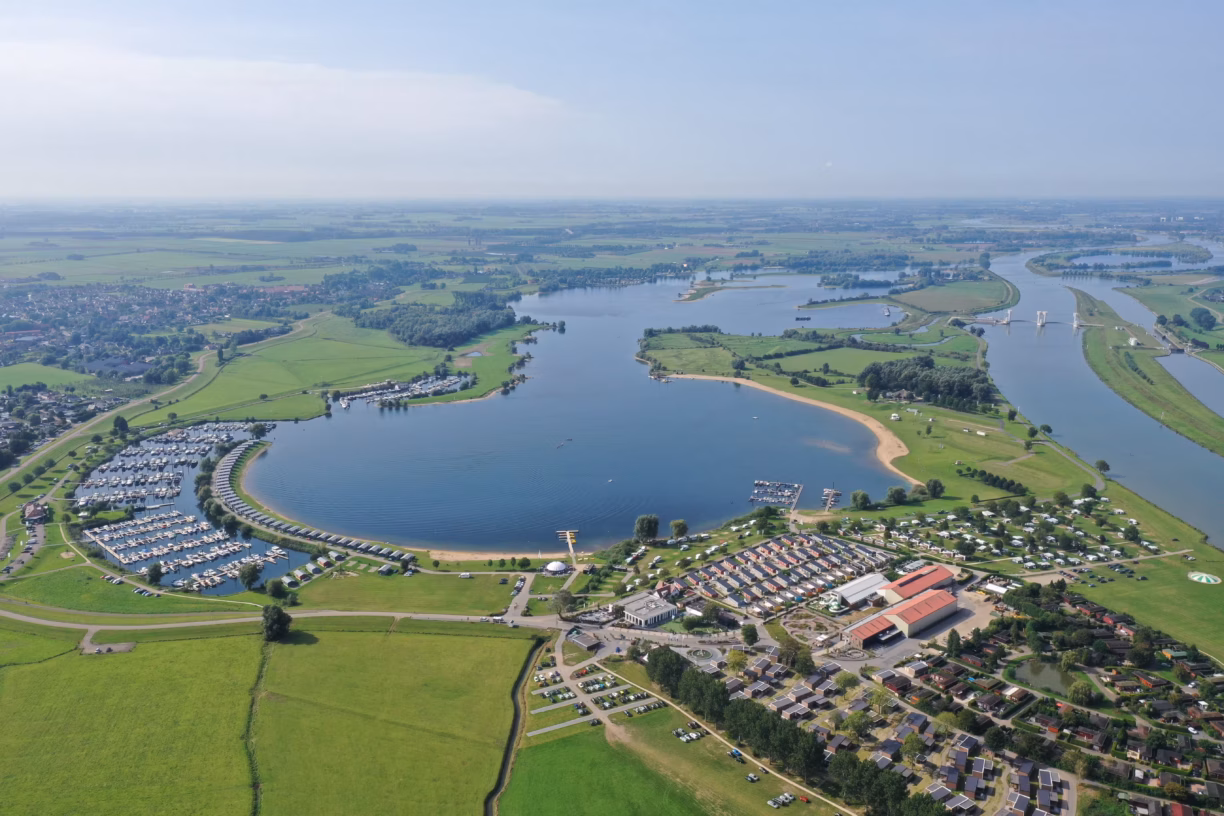 Vakantiepark Eiland van Maurik Campingplatz aus der Vogelperspektive b82c1119 7b5f 46cf a689 f22c6c39b238 1224x816