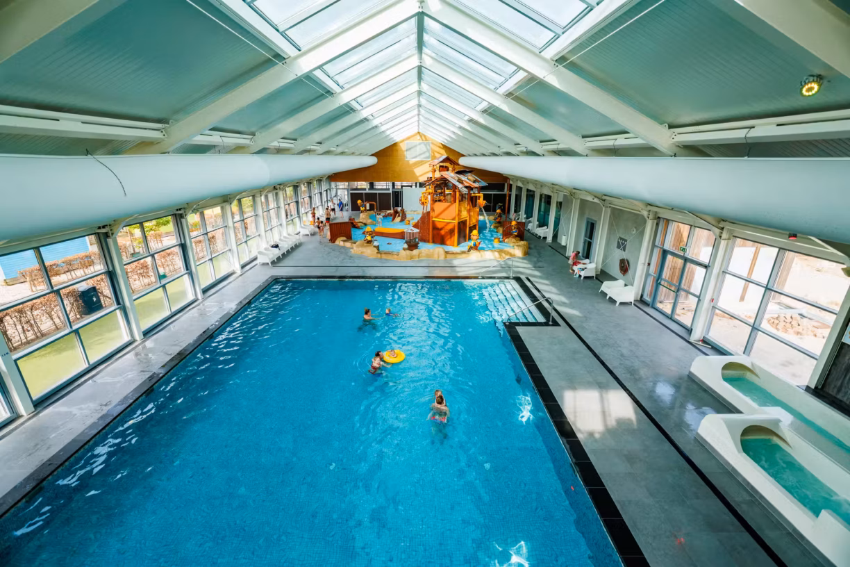 Vakantiepark Eiland van Maurik Hallenbad auf dem Campingplatz fe2453bb 6a4f 48ab 95f1 9a595eab03fe 1224x816