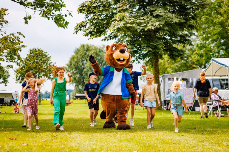 Vakantiepark Eiland van Maurik Kinderanimation mit Maskottchen auf dem Campingplatz bbfe85ed 9fbe 4547 9f3d 78b1e6a590f5 768x512