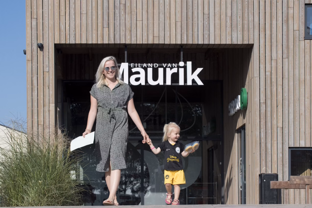 Vakantiepark Eiland van Maurik Mutter mit Kind auf dem Campingplatz 0125e662 874d 4393 902b e4258c016031 1224x816