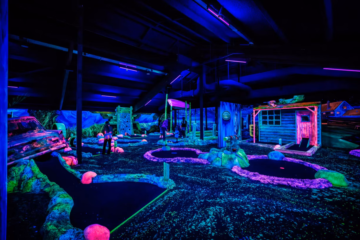 Vakantiepark Eiland van Maurik Schwarzlicht Minigolf auf dem Campingplatz dd3a3c54 b5b7 4d61 9e76 be942054cf74 1224x816