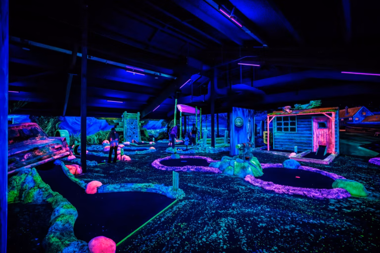 Vakantiepark Eiland van Maurik Schwarzlicht Minigolf auf dem Campingplatz dd3a3c54 b5b7 4d61 9e76 be942054cf74 768x512