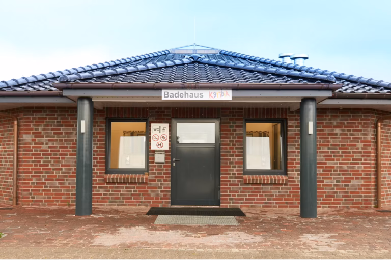 Familien Campingplatz Forellensee Aussenansicht vom Sanitaergebaeude auf dem Campingplatz 768x512