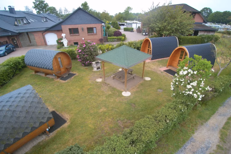 Familien Campingplatz Forellensee Fassholzhuetten auf Campingplatz 429564d6 0756 492e b1e6 a0f076cb2efd 768x512