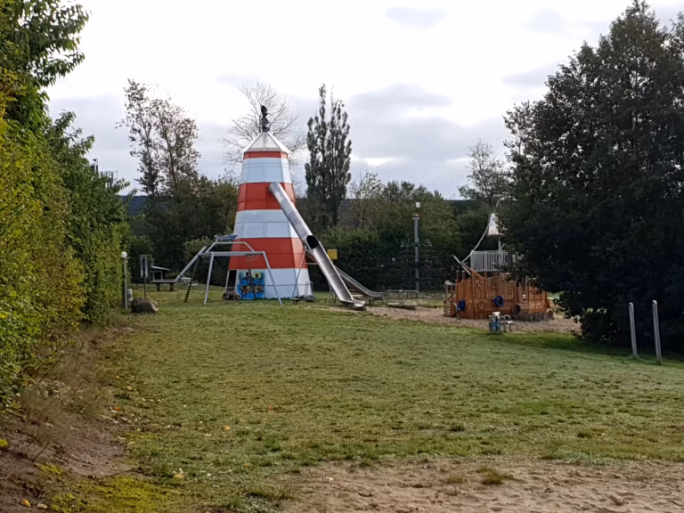 Familien Campingplatz Forellensee Leuchtturm 768x576