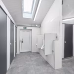 Familien Campingplatz Forellensee Sanitaerbereich vom Campingplatz mit Pissoirs Toiletten und Duschkabinen 150x150