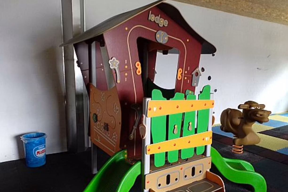 Familien Campingplatz Forellensee Spieleraum Innenenasicht e1b98713 7958 4808 b33a 2dfc3dd57559 1224x816