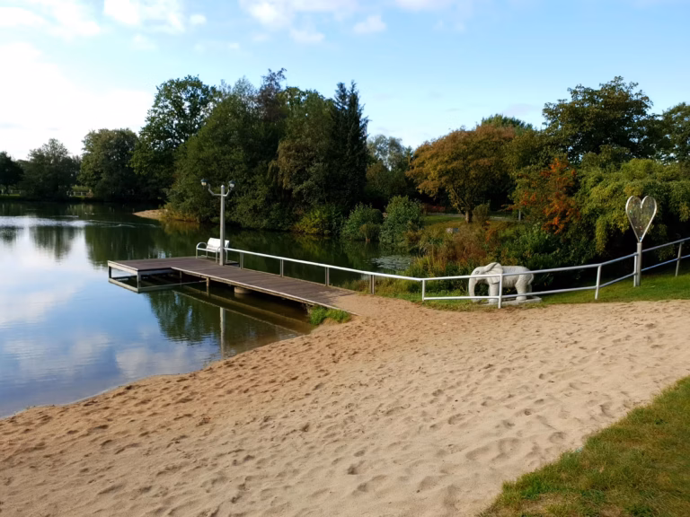 Familien Campingplatz Forellensee Strand 768x576