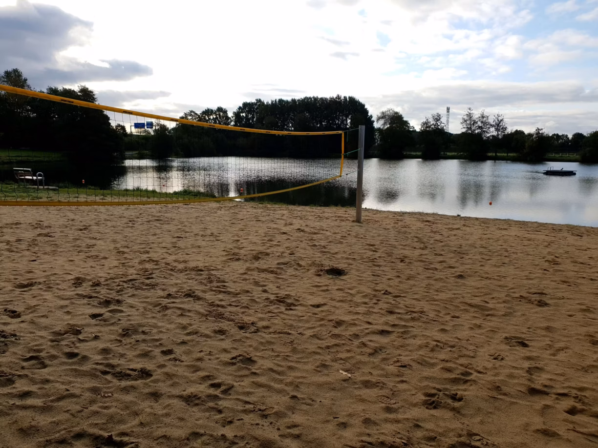 Familien Campingplatz Forellensee Volleyballfeld 1224x918